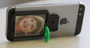 Mobile Frame am Handy / Smartphone auf Tisch