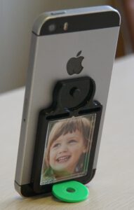 Mobile Frame mit Smartphone stehend auf dem Tisch