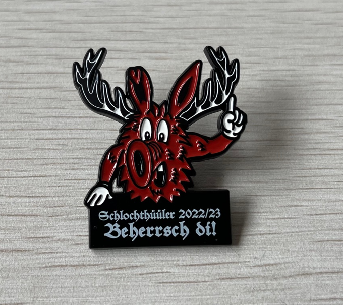 2D Pin aus Zamak mit 3C - Emaillefarben ausgeschmückt und Tamponprint individualisiert. Einzigartiger Pin für eine schweizer Fasnachtszunft